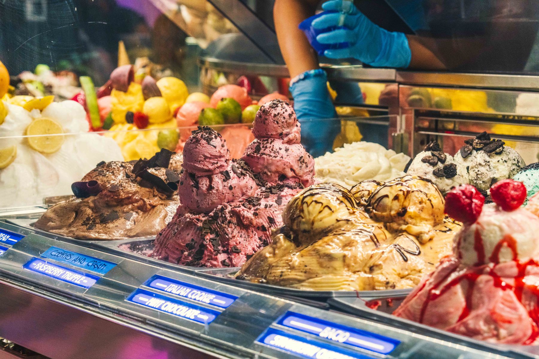 Farbenfrohes Gelato in einer Eistheke