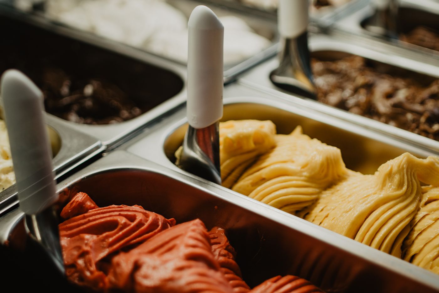 Gelato in Edelstahlbehältern